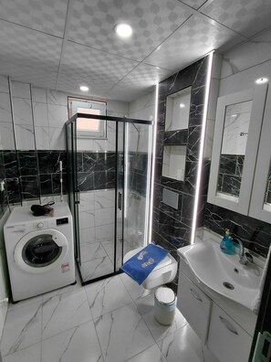 Sèche-cheveux, bidet, serviettes fournies, savon