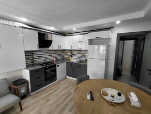 Kühlschrank, Ofen, Geschirrspüler, Wasserkocher mit Kaffee-/Teezubehör