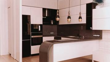 Frigorifero, microonde, forno, piano cottura