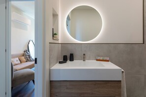 Shower, hair dryer, bidet, towels - Casa Tornasole · Relax in the Castelli Romani · Close to Rome · Up to 6 Guests (Genzano di Roma)