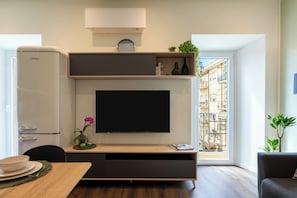Smart TV - Casa Tornasole · Relax in the Castelli Romani · Close to Rome · Up to 6 Guests (Genzano di Roma)