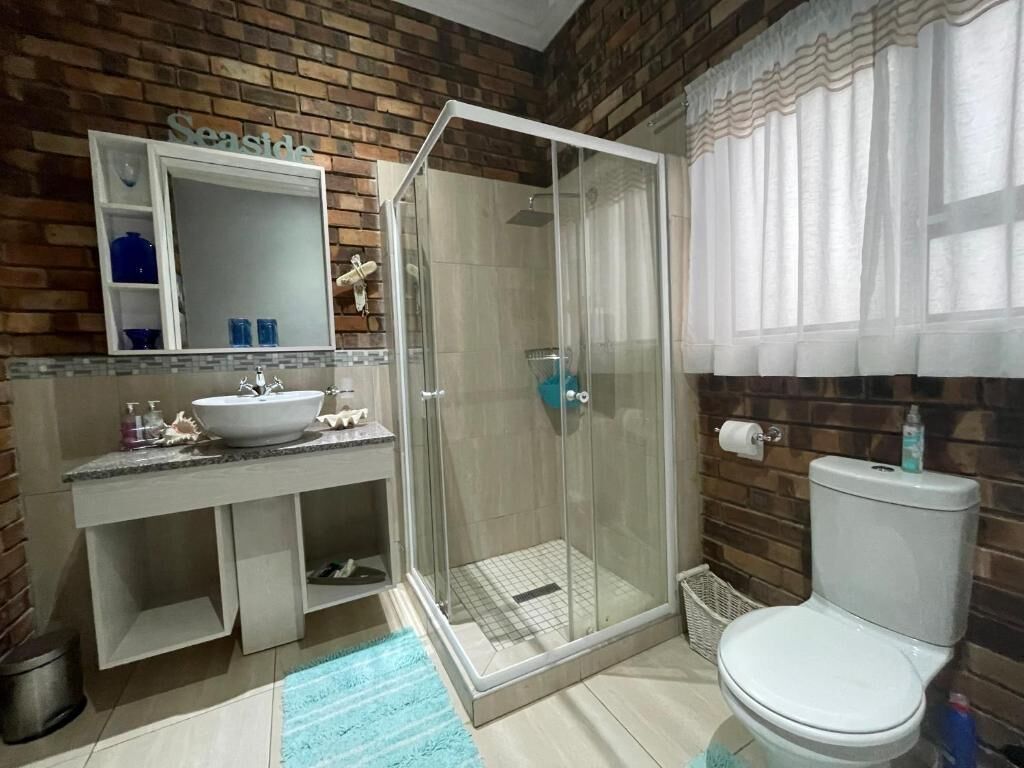 Luxe suite, uitzicht op park | Badkamer | Een aparte badkuip en douche, een haardroger, handdoeken, zeep