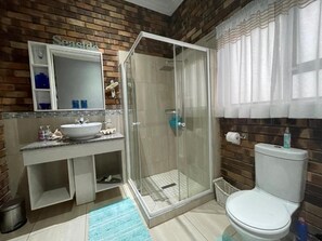 Bathtub dan shower terpisah, pengering rambut, handuk, dan sabun