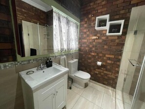 Separate bathtub and shower, hair dryer, towels, soap - Kruger Afrique Lodge (Malalane)