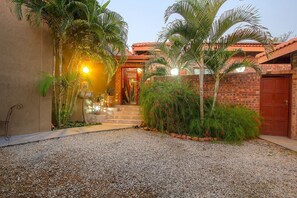 Vista frontal de la propiedad