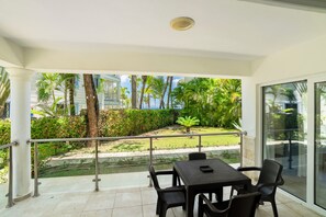 Outdoor dining - Peaceful 1BR Condo with Oceanfront Infinity Pool (Sosúa)