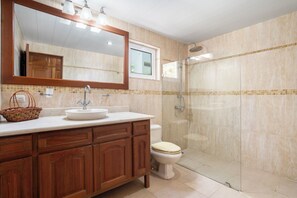 Shower, towels, soap, toilet paper - Peaceful 1BR Condo with Oceanfront Infinity Pool (Sosúa)