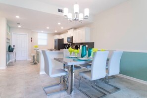 Dining - Storey Lake 2BR Condo Near Disney Parks (Kissimmee)