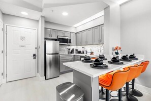 Private kitchen - Hawthorn Suite Near Disney - 2 Queens + Sofa (Orlando)