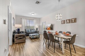 Dining - Vista Cay 3BR near Universal & Convention (Orlando)