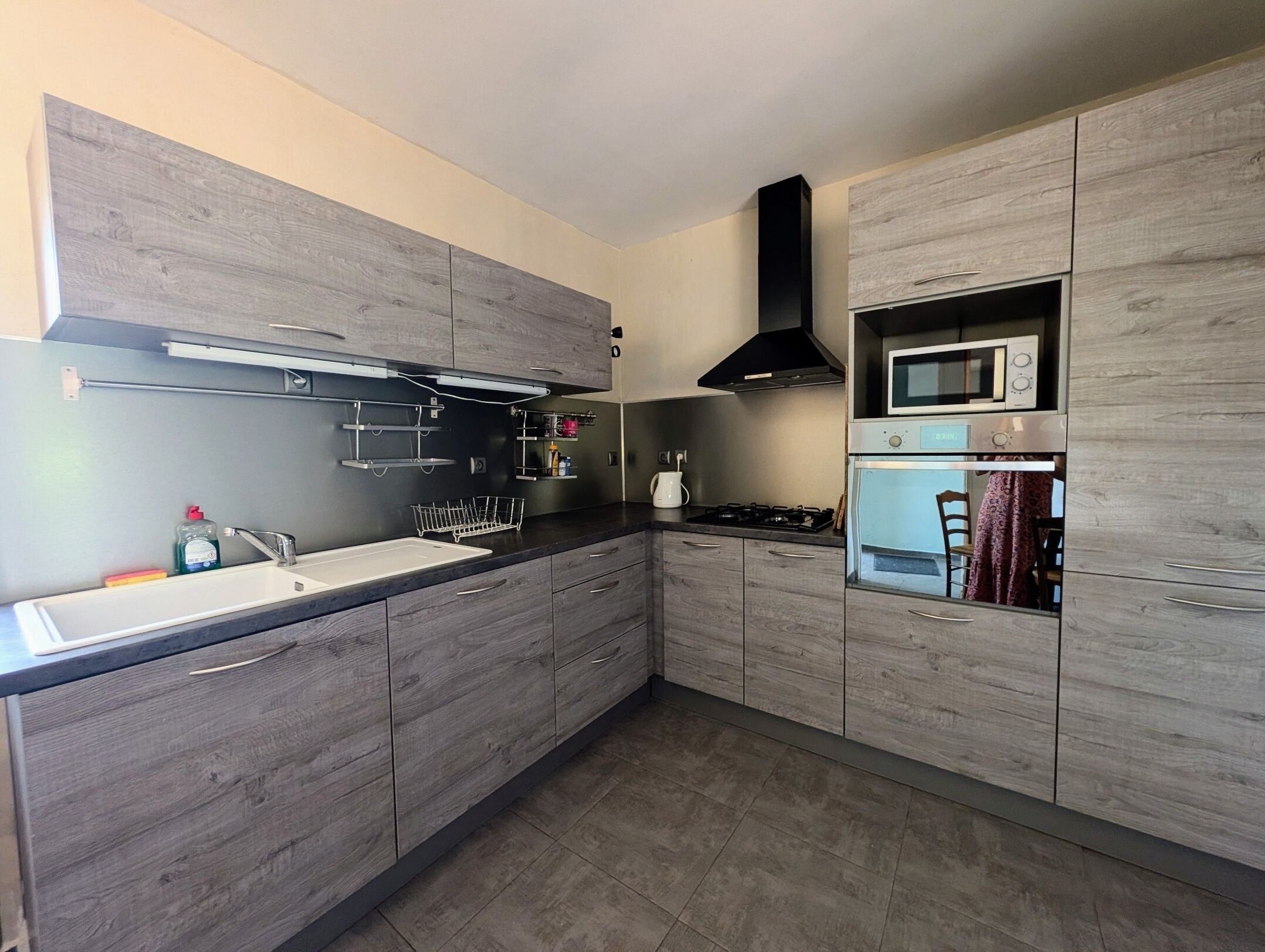Große moderne Küche ausgestattet mit: Geschirrspüler, Backofen, Mikrowelle, großer Kühlschrank, Gefrierschrank, Dunstabzugshaube, 4 Gasbrenner, Wasserkocher, Dolce Gusto Kaffeemaschine, Geschirr und Küchenutensilien für 6 Personen + Waschmaschine