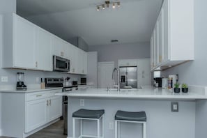 Kühlschrank, Mikrowelle, Ofen, Geschirrspüler