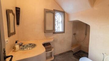 Appartement Confort, vue jardin | Salle de bain