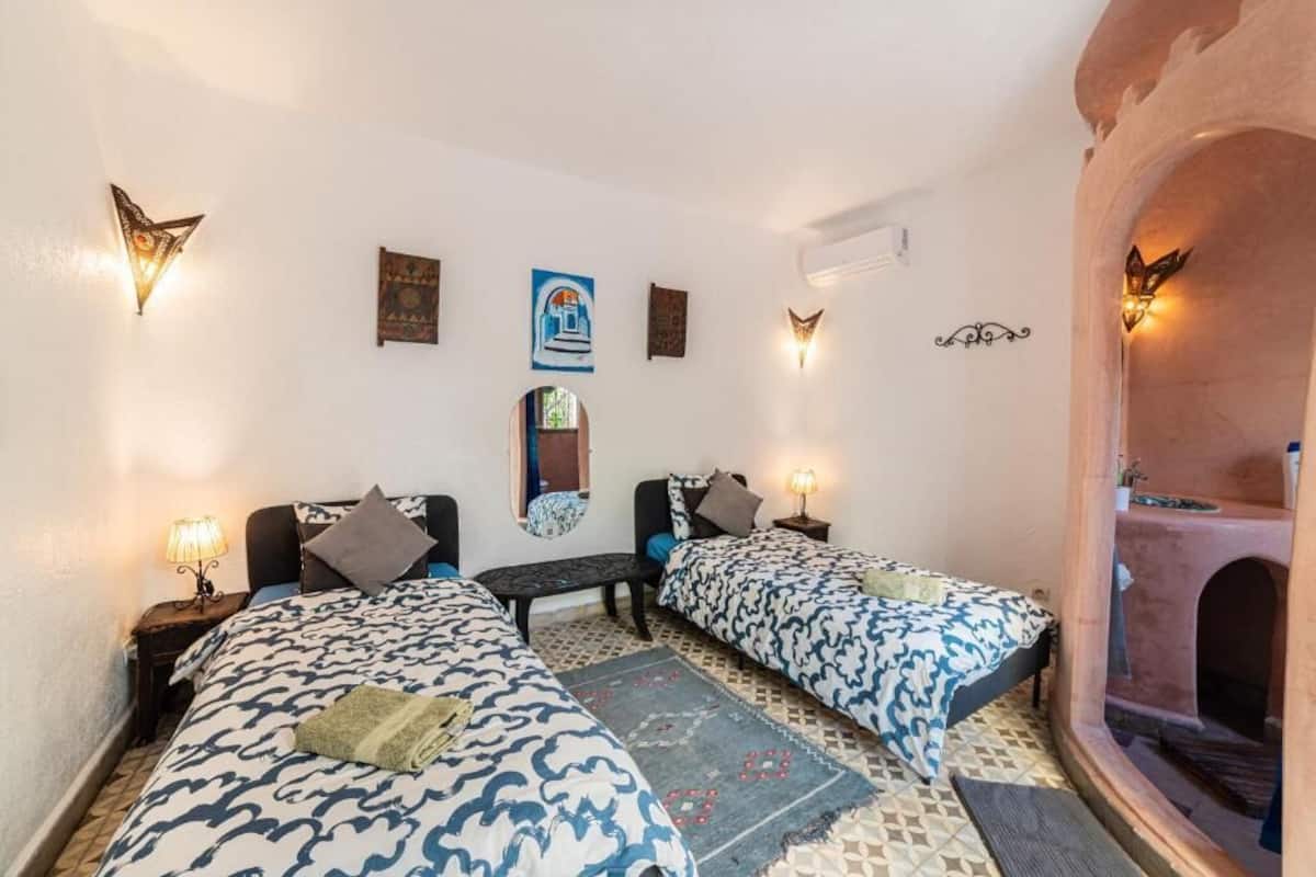 Estudio Confort, vista al jardín | Espacio para trabajar con laptop y wifi gratis