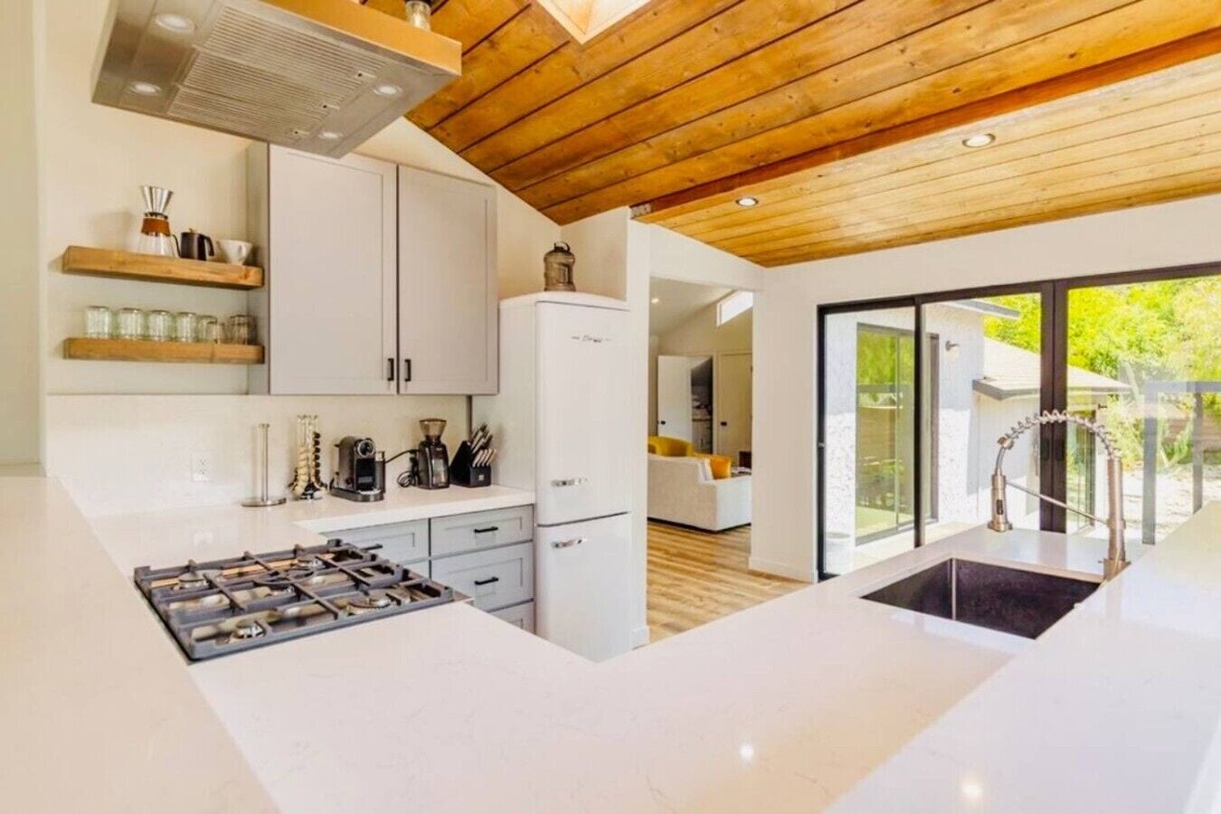 Coffee/tea maker, fridge, oven, stovetop