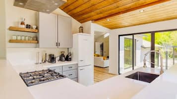 Coffee/tea maker, fridge, oven, stovetop