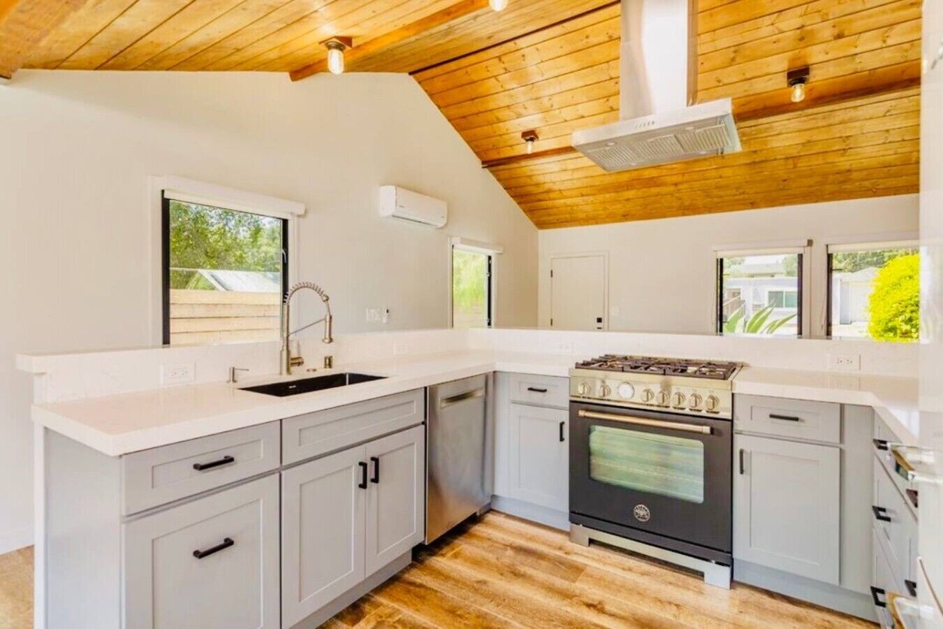 Coffee/tea maker, fridge, oven, stovetop