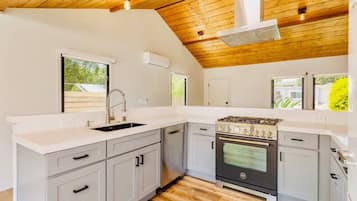 Coffee/tea maker, fridge, oven, stovetop