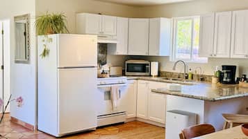 Coffee/tea maker, fridge, microwave, oven