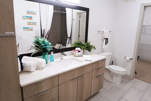 Hair dryer, towels, soap, toilet paper - Seaside Retreat - 1BD Lux King in NE Jax (Jacksonville)