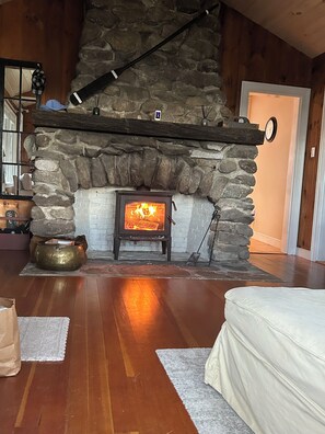 Interior - Perfect 2-bedroom lakeside cottage in Wolfeboro,NH for a relaxing and getaway. (Wolfeboro)