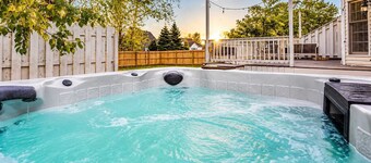 Stunning Home in the Suburb with Hot Tub