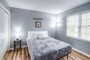 5 habitaciones, escritorio y tabla de planchar con plancha 