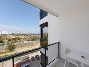 Outdoor dining - Vera Suites (401), Fully Furnished and 50m to Sea (Antalya)
