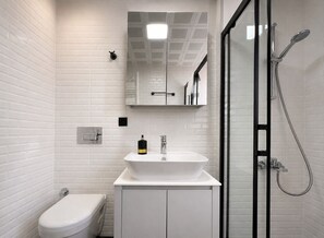 Shower, hair dryer, bidet, towels - Vera Suites (401), Fully Furnished and 50m to Sea (Antalya)