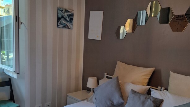 Phòng Suite Deluxe, ban công, quang cảnh thành phố | Minibar, màn/rèm cản sáng, phòng cách âm, bàn ủi/dụng cụ ủi quần áo 