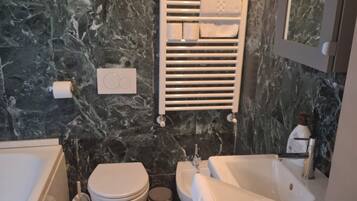 Familienapartment, Stadtblick | Badezimmer