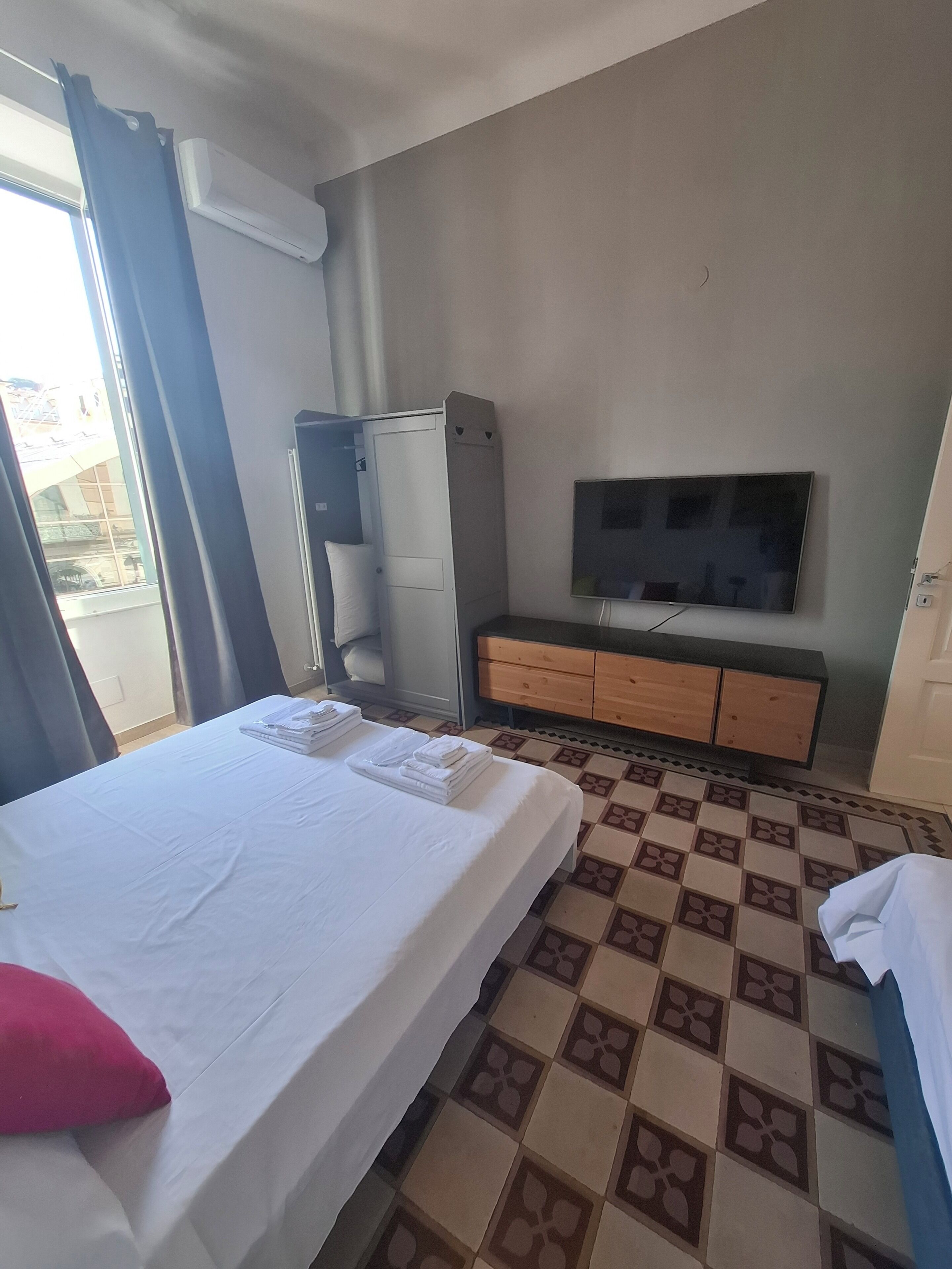 Apartamento familiar, vistas a la ciudad | Minibar, cortinas opacas, sistema de insonorización