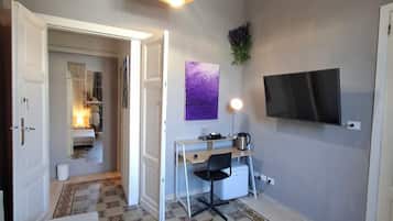 Deluxe Suite, Balcony, City View | Living area