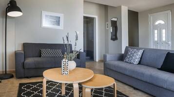 Deluxe Villa, Balcony, Ocean View | Living area