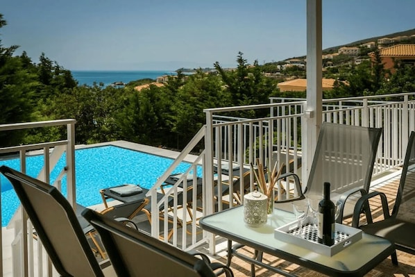 Deluxe-Villa, Balkon, Meerblick | Unterkunftsgelände