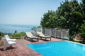 Deluxe-Villa, Balkon, Meerblick | Pool | Außenpool