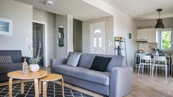 Deluxe Villa, Balcony, Ocean View | Living area