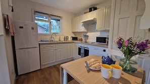 Coffee/tea maker, fridge, microwave, oven - Willows - charming cabin in private peaceful valley near Bantham in South Devon (Buckland Park, Bantham)