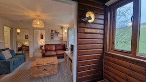 Smart TV, DVD player, books - Willows - charming cabin in private peaceful valley near Bantham in South Devon (Buckland Park, Bantham)