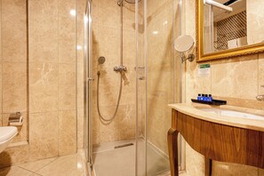 Quadruple Room | Bathroom | Shower, hair dryer, towels, soap - The central hotel  (Istanbul)