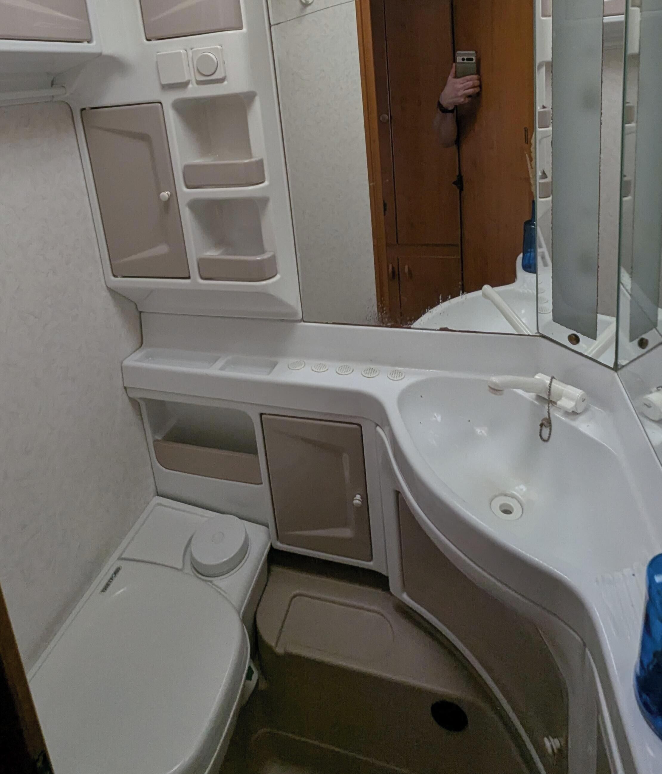 Eenvoudige stacaravan, 2 eenpersoonsbedden | Badkamer | Handdoeken, zeep, toiletpapier