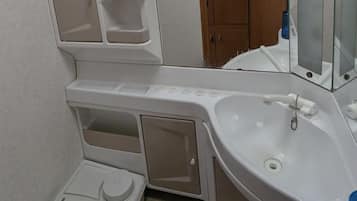 Eenvoudige stacaravan, 2 eenpersoonsbedden | Badkamer | Handdoeken, zeep, toiletpapier
