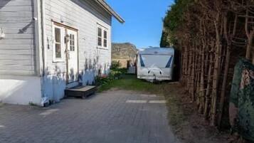 Husvogn – basic, 2 enkeltsenger | Overnattingsstedets uteområder