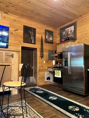 Private kitchen - Pleasant 4-bedroom farmhouse with AC in charming Williamsburg (Williamsburg)