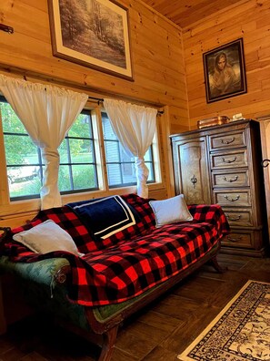 Living area - Pleasant 4-bedroom farmhouse with AC in charming Williamsburg (Williamsburg)