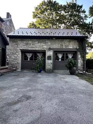 Exterior - Pleasant 4-bedroom farmhouse with AC in charming Williamsburg (Williamsburg)