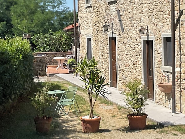 Outdoor dining - Tuscan Farmhouse Studio Apartment Nestled in Silence (Vicchio)