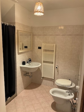 Shower, bidet, towels, soap - Tuscan Farmhouse Studio Apartment Nestled in Silence (Vicchio)