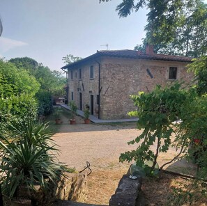 Property grounds - Tuscan Farmhouse Studio Apartment Nestled in Silence (Vicchio)