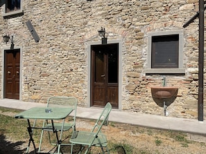 Outdoor dining - Tuscan Farmhouse Studio Apartment Nestled in Silence (Vicchio)